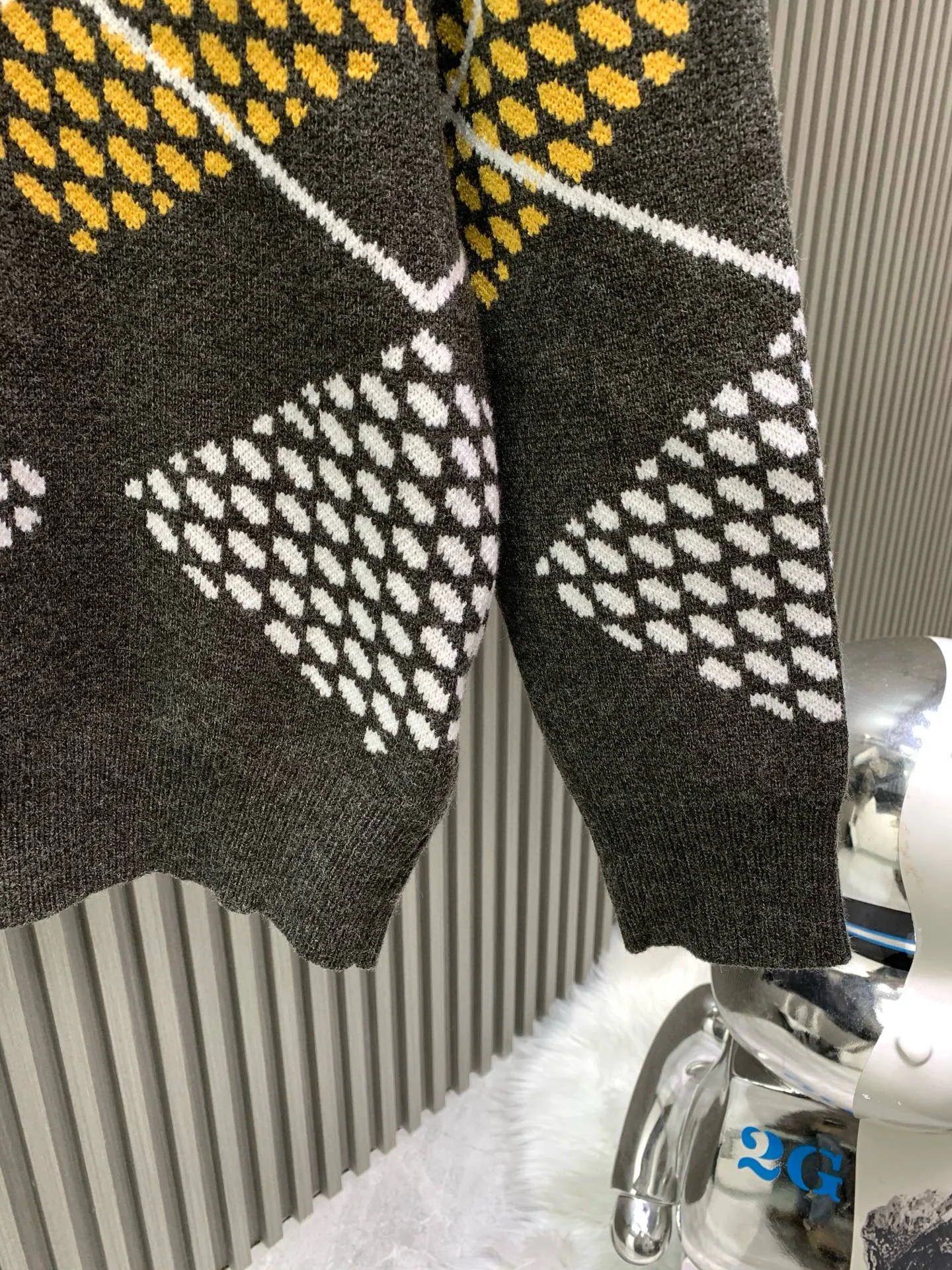 🅿️400 🀄️ Louis Vuitton 💥𝗟𝗩 | 𝟮5𝘀𝘀New ing This graphic jumper stands out with the collection’s Damier Argyle pattern Made from heavy yellow-gray knitted jacquard Fabric with a chic texture This heritage-inspired design reinterprets the iconic House Damier in a retro plaid pattern Marque on the chest 1.V*itton De💰*sée pattern This vibrant piece adds a bold accent to everyday looks Regular fit All-over Damier Argyle Jacquard Marque 1.Vu*tt*n De💰osée Center front Ribbed collar Cuffs and hem Unisex